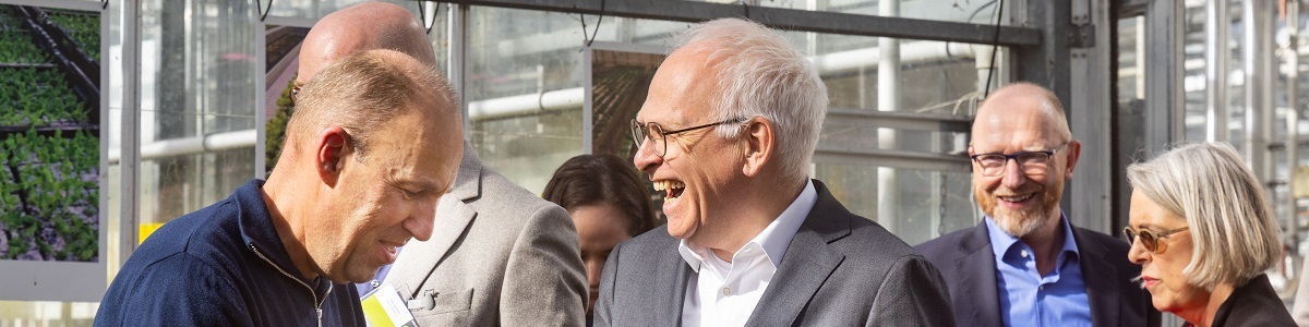 Minister Adema speaks to lettuce breeder Peter Conijn - detail